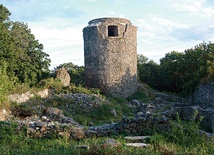 Wleński zamek, jeden z najstarszych w Polsce, ufundowała matka Henryka II Pobożnego.