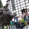 Dwumetrowy monument z brązu to dzieło rzeźbiarza Artura Wochniaka.  Kosztował 100 tys. zł.