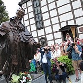 Dwumetrowy monument z brązu to dzieło rzeźbiarza Artura Wochniaka.  Kosztował 100 tys. zł.