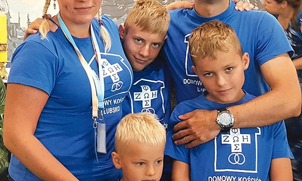 – Te studia rozwijają intelektualnie i duchowo. A przecież wszyscy powinniśmy dążyć do świętości! – uważa Agnieszka Skibicka. Na zdjęciu z rodziną.