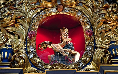 Łaskami słynąca Pieta Skrzatuska z najstarszymi koronami wotywnymi w Polsce.
