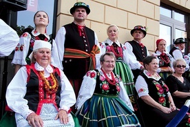 Siedzą od lewej: Czesława Kaczyńska, Janina Kuczek i Zofia Mycka.