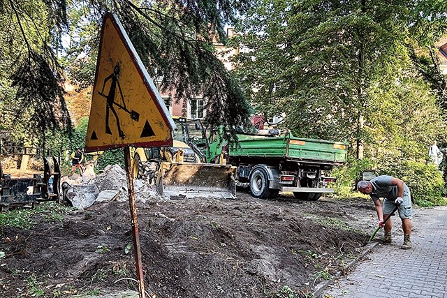 ▲	Obszar poszukiwań zawężono do terenu w pobliżu figury Matki Bożej.