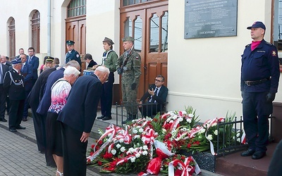 ▲	Kwiaty pod tablicą upamiętniającą poległych celników i kolejarzy złożyli przedstawiciele władz Polski oraz rodziny pomordowanych.