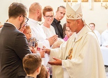 ▲	Biskup Andrzej wręcza świece rodzinom, które wstępują do Domowego Kościoła.