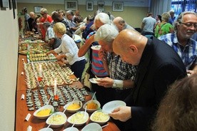 Uczestnicy kulinarnego spotkania mieli okazję degustować potrawy kuchni żydowskiej i myśliwskiej