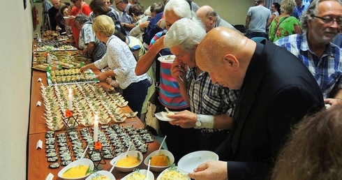 Uczestnicy kulinarnego spotkania mieli okazję degustować potrawy kuchni żydowskiej i myśliwskiej