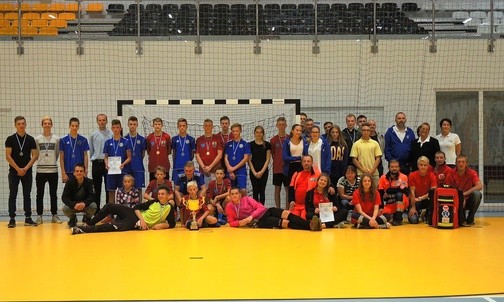 Zawodnicy i orgnizatorzy finałowego spotkania o superpuchar turnieju Bosko Cup