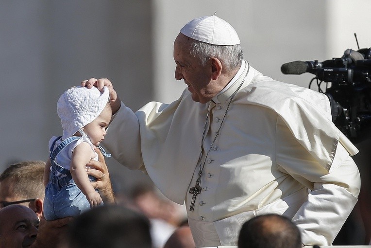 Papież: Życie jest cenne; nie jest łatwe, czasem bolesne, ale jest cenne