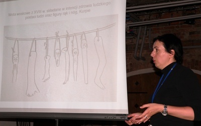 Karolina Zalewska prowadziła wykład o staropolskich wotach