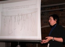Karolina Zalewska prowadziła wykład o staropolskich wotach