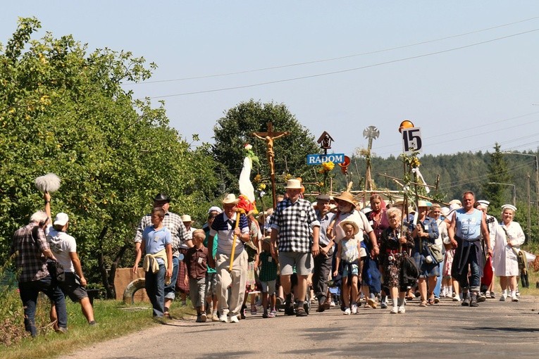 W ubiegłym roku statyści stworzyli na potrzeby filmu grupę pątników, włączając się w pieszą pielgrzymkę diecezji radomskiej na Jasną Górę