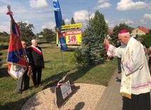 Poświęcenia obelisku dokonał bp Ignacy Dec.