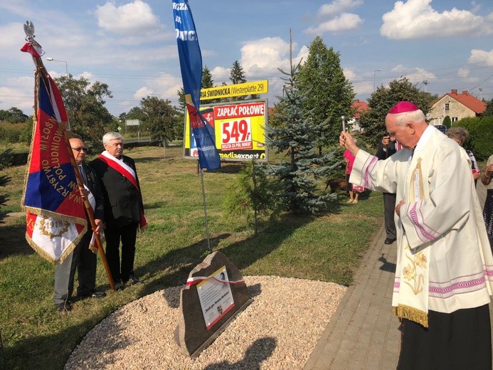 Poświęcenia obelisku dokonał bp Ignacy Dec.