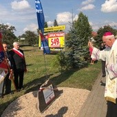 Poświęcenia obelisku dokonał bp Ignacy Dec.