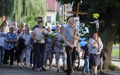 Przez 3 dni mieszkańcy poszczególnych wiosek pielgrzymują do sanktuarium