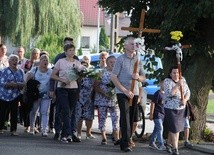 Przez 3 dni mieszkańcy poszczególnych wiosek pielgrzymują do sanktuarium