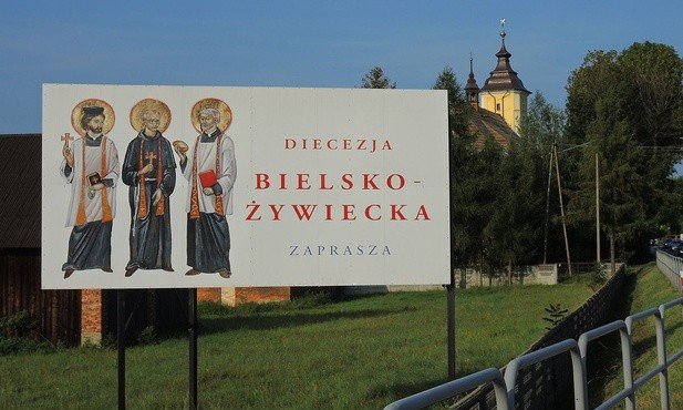 Baner przy inwałdzkim kościele, zapraszający do diecezji bielsko-żywieckiej