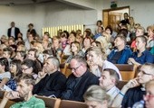 Nauczyciel stoi na straży dziecka