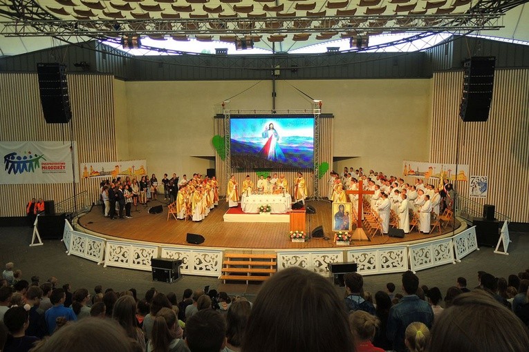 Młodzi w amfiteatrze pod Grojcem w Żywcu 2018