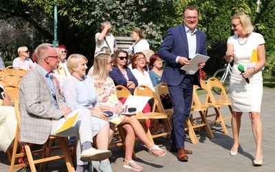 Pierwszy Fragment powieści przeczytał prezydent Radosław Witkowski, obok Anna Skubisz-Szymanowska, dyrektor biblioteki