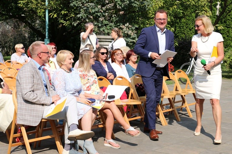 Pierwszy Fragment powieści przeczytał prezydent Radosław Witkowski, obok Anna Skubisz-Szymanowska, dyrektor biblioteki