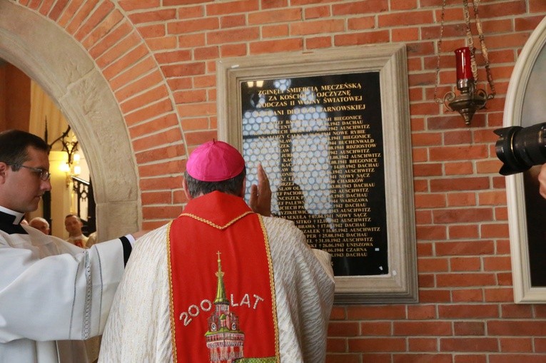 Tablica pomordowanych kapłanów w katedrze