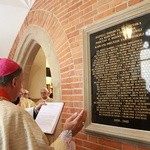 Tablica pomordowanych kapłanów w katedrze