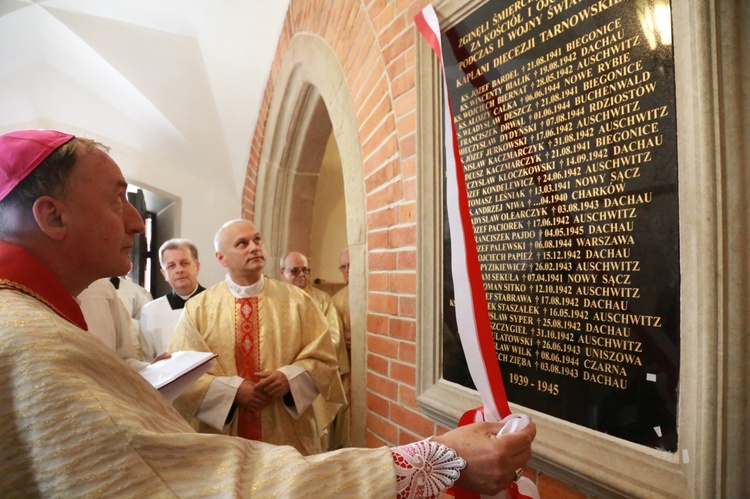 Tablica pomordowanych kapłanów w katedrze