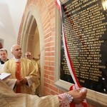 Tablica pomordowanych kapłanów w katedrze