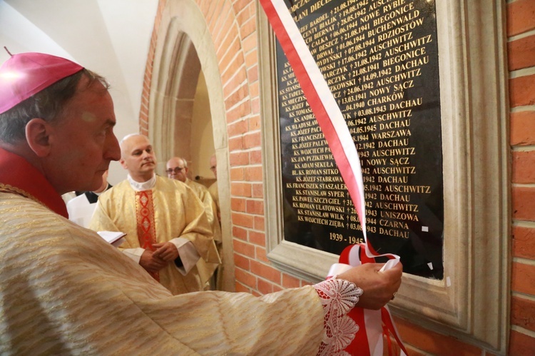 Tablica pomordowanych kapłanów w katedrze