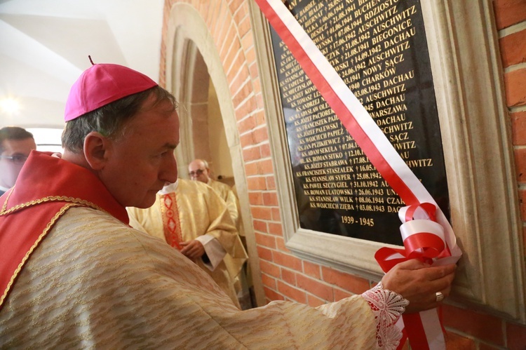 Tablica pomordowanych kapłanów w katedrze