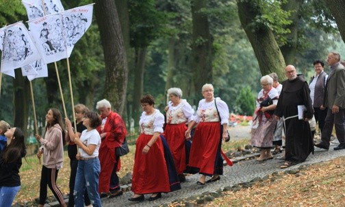 Przywiązać się do masztu i przeczekać do rana