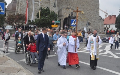 Uczestnicy forum w drodze do Kaplicy Łaski