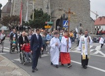 Uczestnicy forum w drodze do Kaplicy Łaski