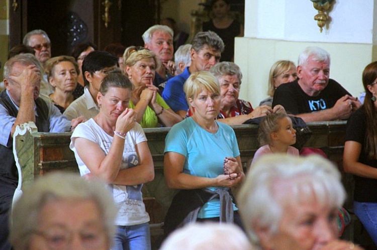 Sanktuarium Matki Bożej Jutrzenki Nadziei pełne wiernych