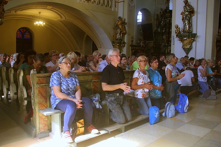 Sanktuarium Matki Bożej Jutrzenki Nadziei pełne wiernych