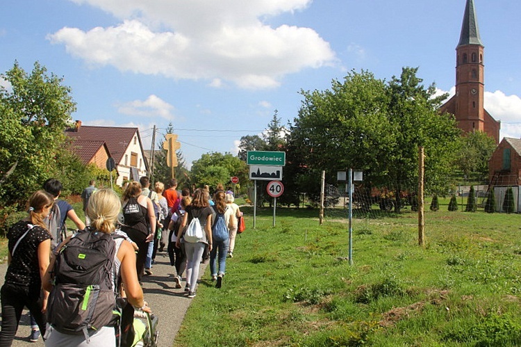 Sanktuarium Matki Bożej Jutrzenki Nadziei pełne wiernych