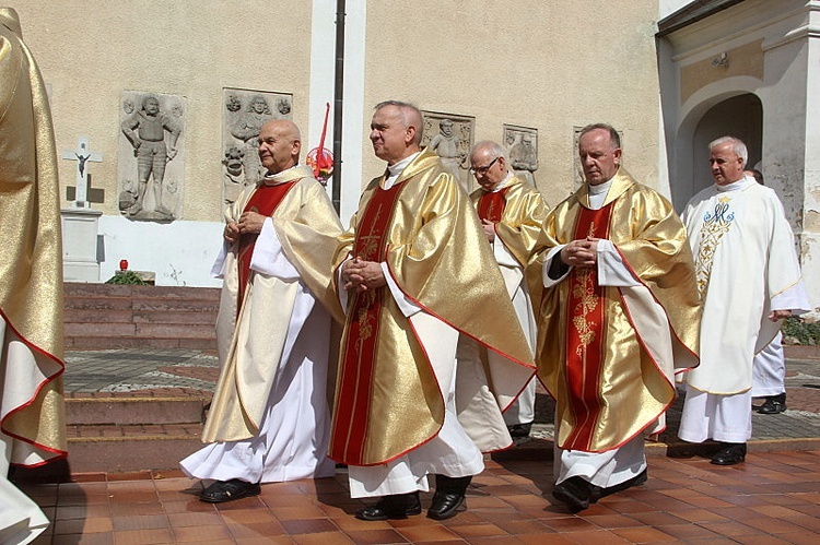 Sanktuarium Matki Bożej Jutrzenki Nadziei pełne wiernych