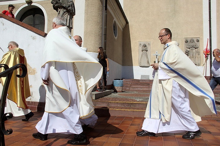 Sanktuarium Matki Bożej Jutrzenki Nadziei pełne wiernych