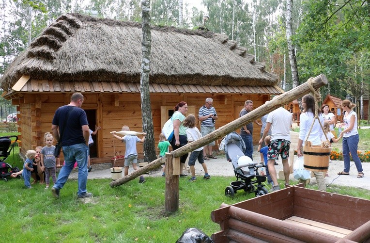 Centralne miejsce małej wioski zajmuje wiejska chałupa, której gabaryty zostały zmniejszone odpowiednio do wzrostu dzieci