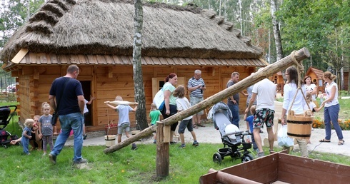 Centralne miejsce małej wioski zajmuje wiejska chałupa, której gabaryty zostały zmniejszone odpowiednio do wzrostu dzieci