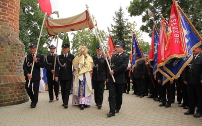 Procesja wokół kościoła