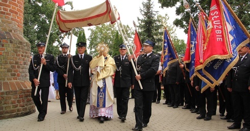 Procesja wokół kościoła