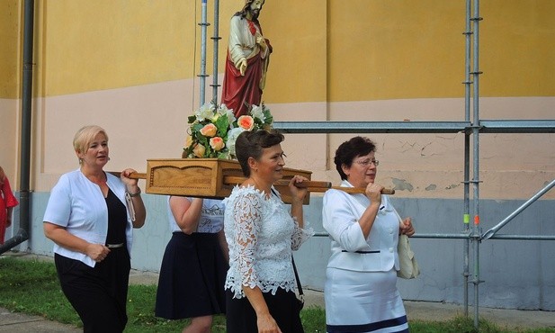 Parafianki w czasie procesji wieńczącej jubieluszową Eucharystię w Inwałdzie