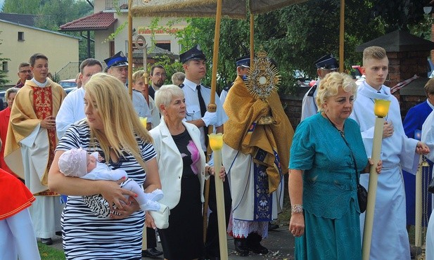 Procesja z Najświętszym Sakramentem przy kościele inwałdzkim