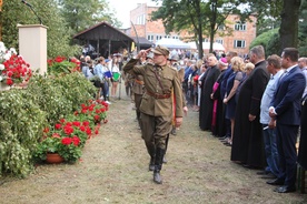 Rekonstruktorzy maszerują przed polowym ołtarzem