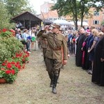 Rekonstruktorzy maszerują przed polowym ołtarzem