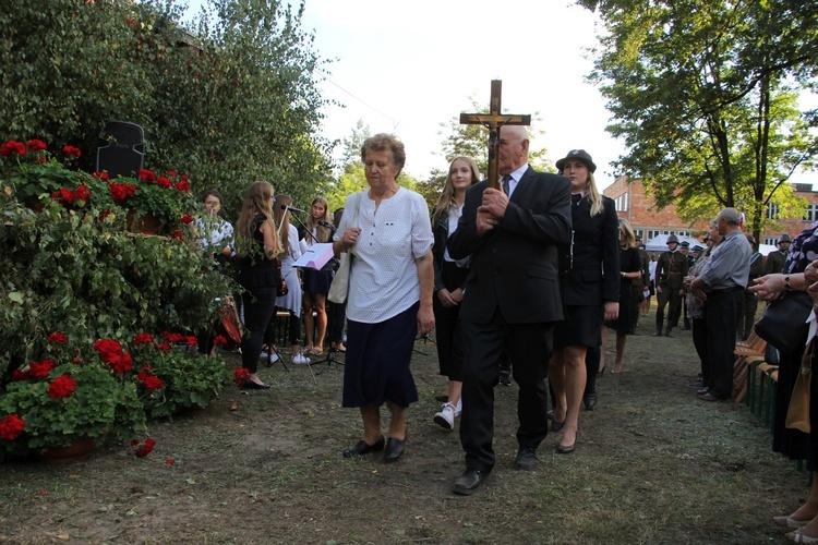 Uroczystość patriotyczna w Starych Budach