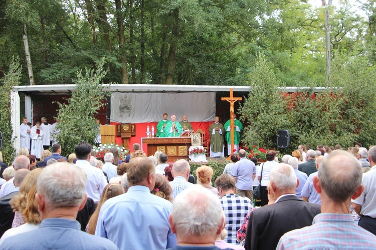 Uroczystość patriotyczna w Starych Budach